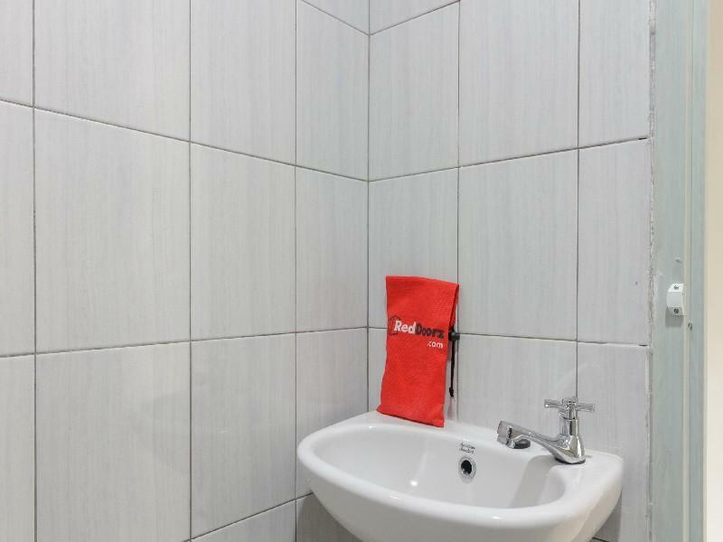 Готель Reddoorz @ Cipete Raya Джакарта Екстер'єр фото